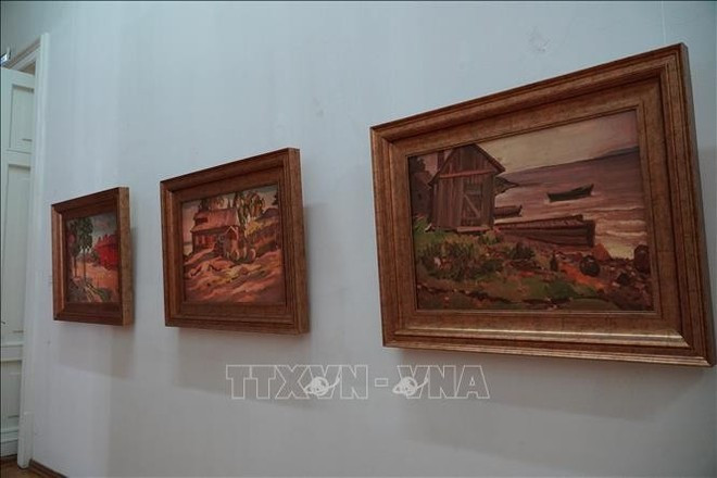 Произведения художника Нго Мань Лана на выставке. trien-lam-nga-24725-11.jpg