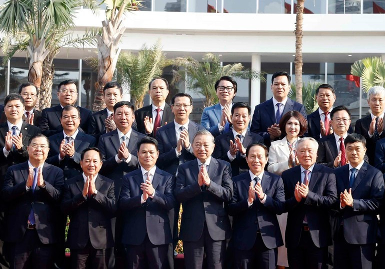 Генеральный секретарь ЦК КПВ То Лам и делегаты. (Фото: ВИА)