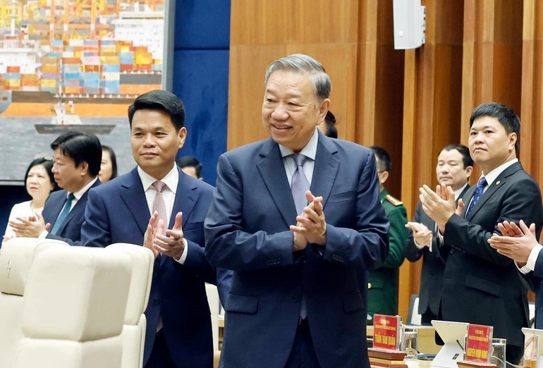 Генеральный секретарь ЦК КПВ То Лам прибывает на рабочую встречу. (Фото: ВИА)