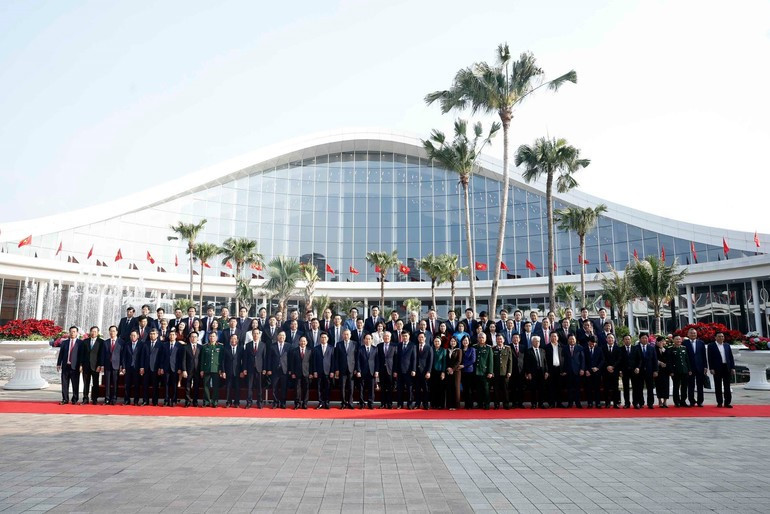 Генеральный секретарь ЦК КПВ То Лам и делегаты. (Фото: ВИА)