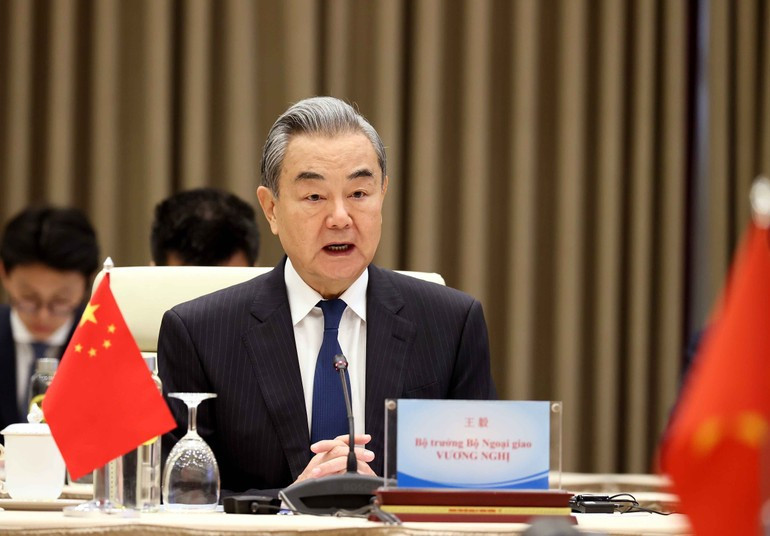 Министр иностранных дел Китая Ван И выступает на совещании. (Фото: ВИА)