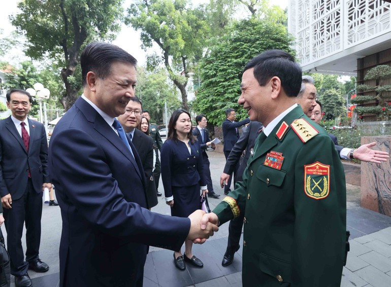 Министр обороны Вьетнама генерал армии Фан Ван Зянг встречает Министра общественной безопасности Китая Ван Сяохуна. (Фото: ВИА)