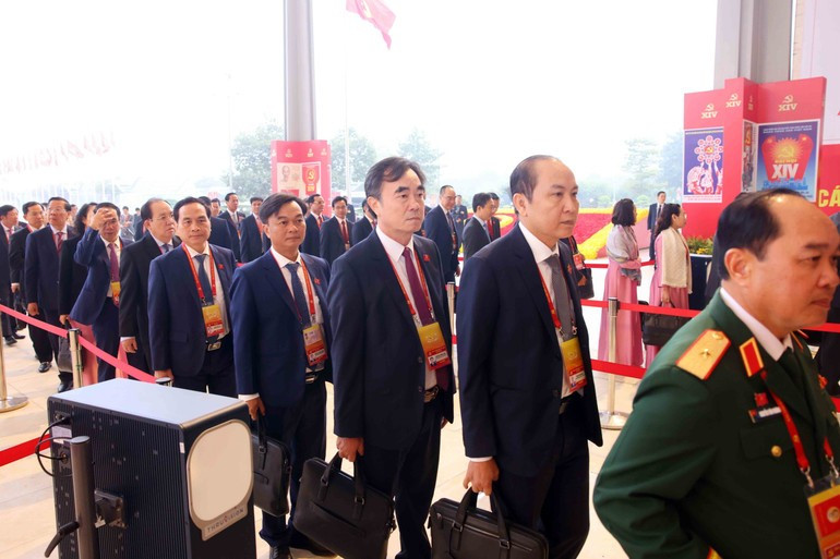 Делегаты прибывают на XIV съезд Партии. (Фото: ВИА)