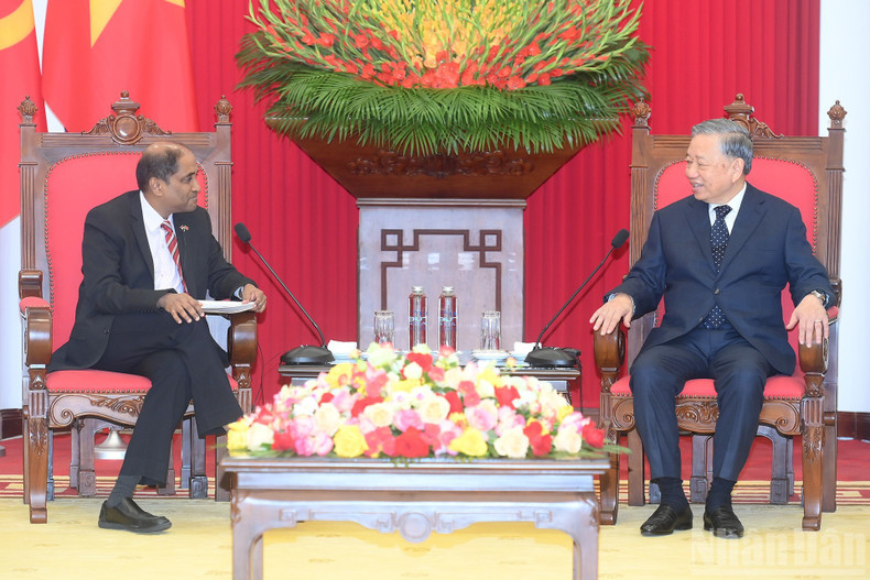 Генеральный секретарь ЦК КПВ То Лам принимает Посла Сингапура во Вьетнаме Джаю Ратнама.