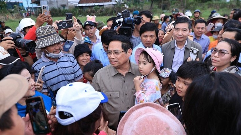 Премьер-министр Фам Минь Тьинь поддерживает жителей деревни Футхы. (Фото: VGP)