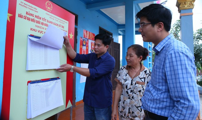 Избирательная комиссия № 2 квартала Тханьнам провинции Ниньбинь проверяет список избирателей, участвующих в голосовании. (Фото: ВИА)