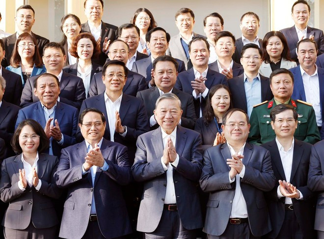 Генсекретарь То Лам, Премьер-министр Фам Минь Тьинь и делегаты. (Фото: ВИА)