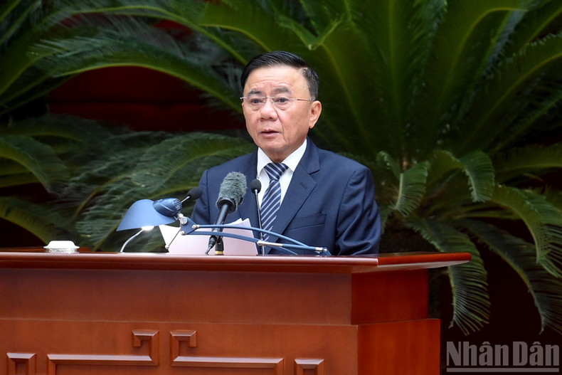 Постоянный член Секретариата ЦК КПВ Чан Кам Ту выступает на пленуме.