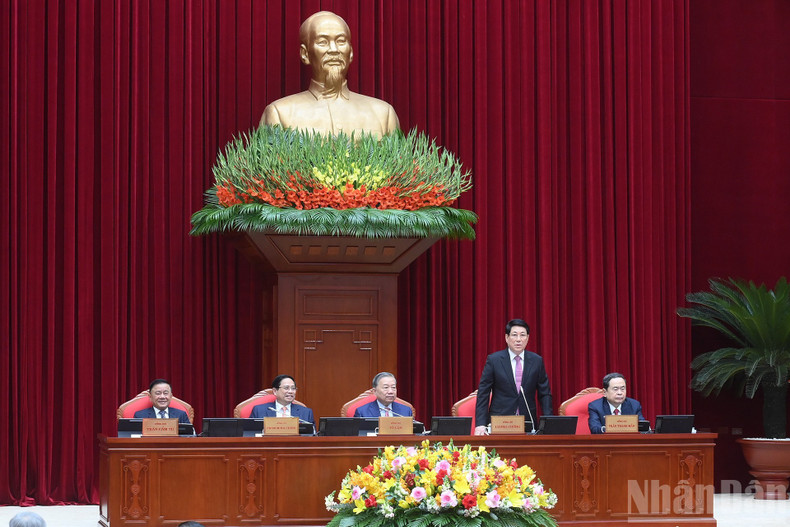 Член Политбюро, Президент Лыонг Кыонг ведет заседание открытия пленума.