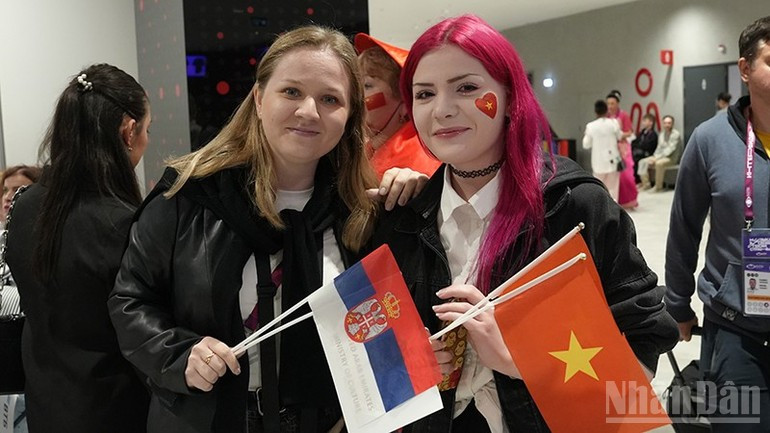 Российская девушка (справа, с флагом Вьетнама), волонтер «Интервидения» 2025 года, поддерживает певца Дык Фука и его команду. (Фото: Суан Хынг) anh-05-3160.jpg