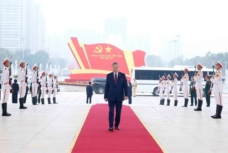 Генеральный секретарь ЦК КПВ То Лам прибывает в Национальный конференц-центр. Фото: ВИА