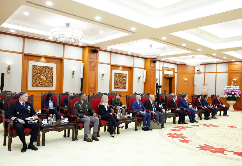 Делегация Министра войны США на приеме. (Фото: ВИА)