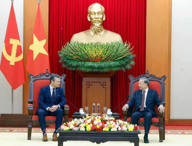 Генеральный секретарь ЦК КПВ То Лам принимает Министра войны США Пита Хегсета. (Фото: ВИА)