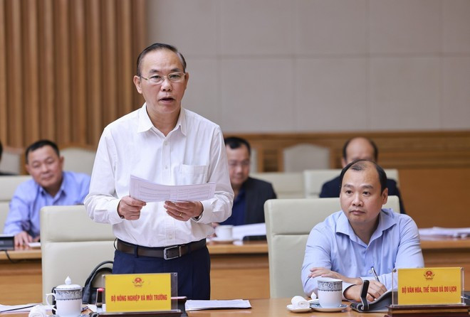 Заместитель министра сельского хозяйства и охраны окружающей среды Фунг Дык Тиен докладывает о результатах работы по предотвращению и борьбе с ННН-промыслом. (Фото: ВИА)