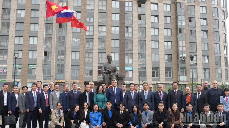 Возложение цветов к памятнику Президенту Хо Ши Мину. Фото: Суан Хынг anh-11-6353.jpg