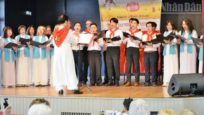 Хор «Родина» исполняет песню. anh-08.jpg