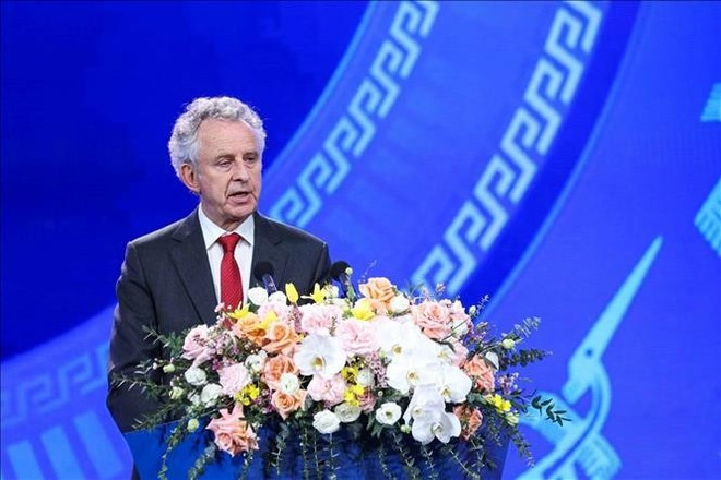 Профессор Ричард Генри Френд, председатель Совета Премии VinFuture, произносит вступительное выступление. (Фото: ВИА)