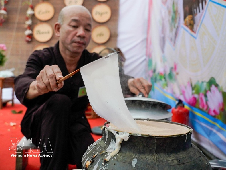 Чем тоньше блин и чем он менее подвержен разрывам, тем выше мастерство и опыт ремесленника. (Фото: ВИА)