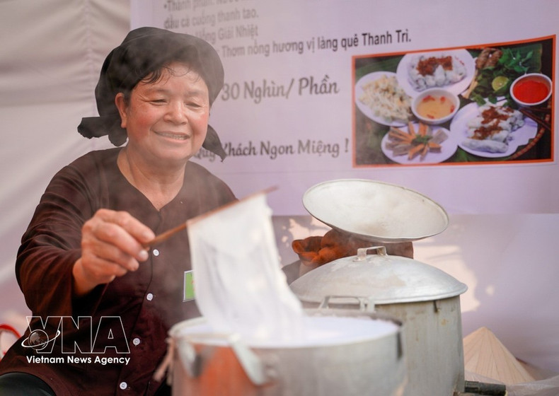 Мастерица Нгуен Тхи Ван (60 лет, деревня Дайдонг, квартал Виньхынг, Ханой) занимается приготовлением бань-куон уже более 40 лет. (Фото: ВИА)