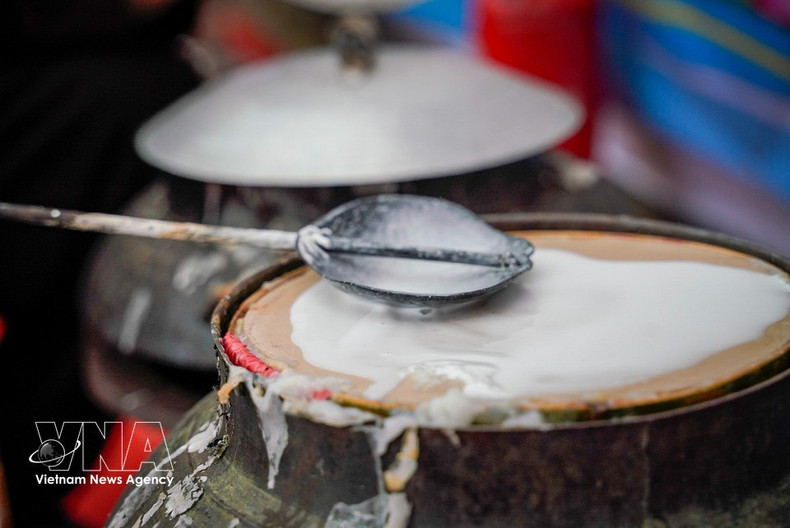 Рис тщательно отбирается, замачивается до нужной степени, затем перемалывается до однородной массы и готовится на пару на натянутой ткани над котлом. (Фото: ВИА)