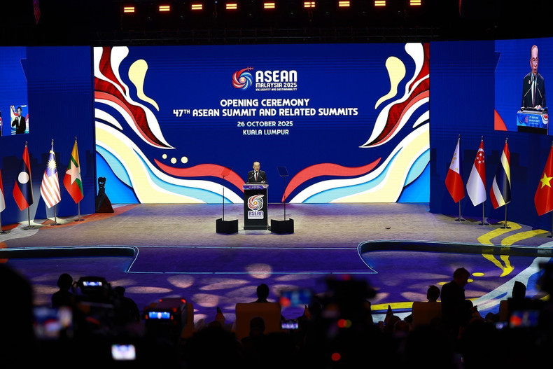 Премьер-министр Малайзии Анвар Ибрагим выступает с речью.