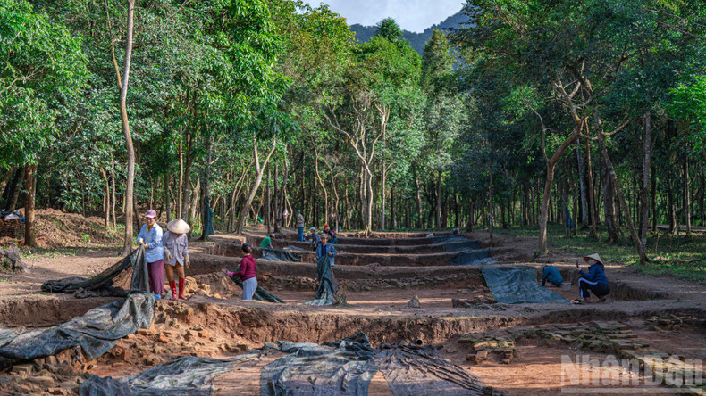 Зона раскопок «священной дороги» расположена к востоку от башни K, в храмовом комплексе Мишон.