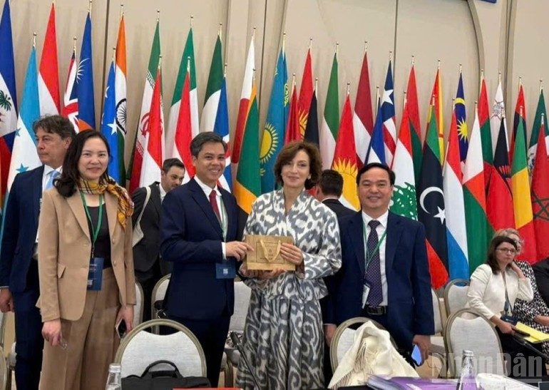 Товарищ Нгуен Ван Тьиен (слева) беседует с Генеральным директором ЮНЕСКО Одри Азуле. anh-04.jpg