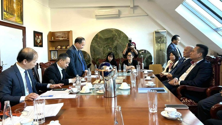 Общий вид встречи. (Фото: Посольство Вьетнама в Германии) anh-02-1372.jpg