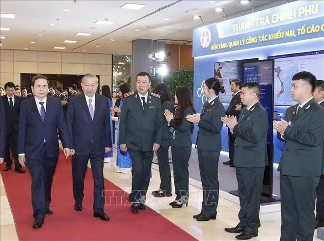 Генсекретарь То Лам, председатель Национального собрания Чан Тхань Ман и другие руководители Партии и Государства принимают участие в праздновании 80-й годовщины Дня традиций инспекции Вьетнама (Фото: ВИА)