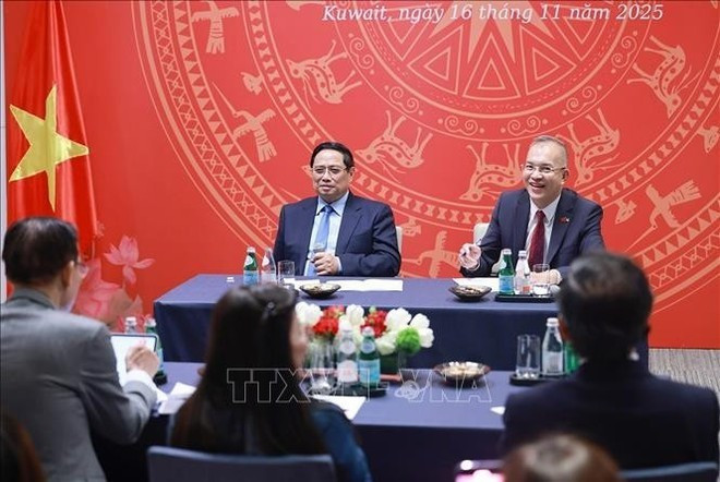 Премьер-министр Фам Минь Тьинь (слева) встречается с сотрудниками представительств Вьетнама и вьетнамской общиной в Кувейте вечером 16 ноября. (Фото: ВИA)