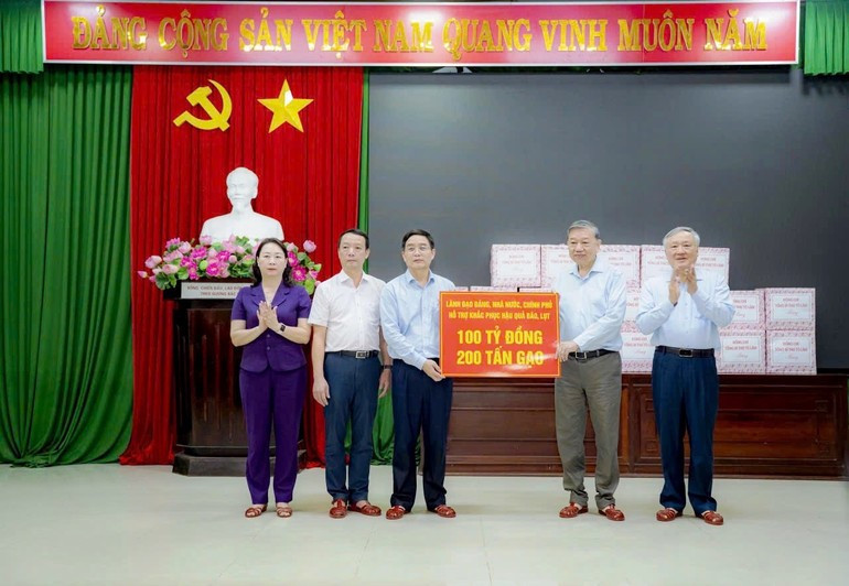 Генеральный секретарь ЦК КПВ То Лам передает партийной организации, властям и населению города Хюэ 100 миллиардов донгов и 200 тонн риса. (Фото: Тху Хюэ)