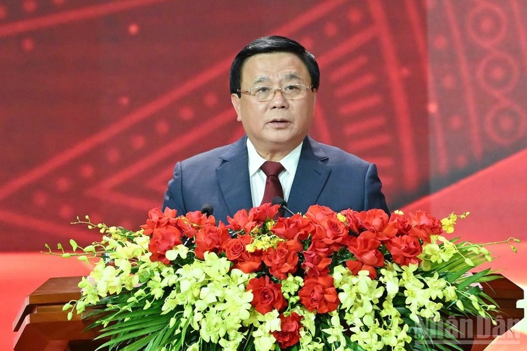 Товарищ Нгуен Суан Тханг выступает с заключительным словом.