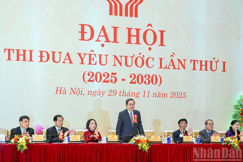 Председатель Национального собрания Чан Тхань Ман и Президиум руководят работой конференции.