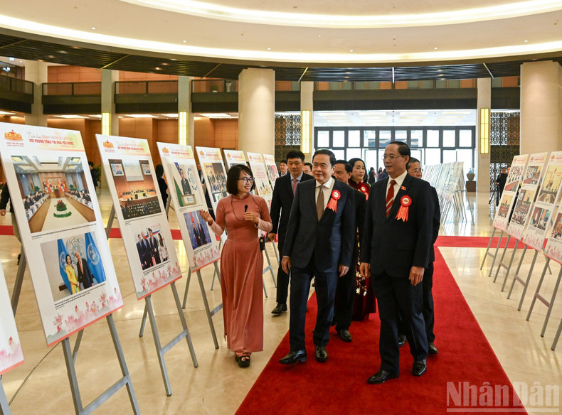 Председатель НС Чан Тхань Ман, заместители председателя НС и делегаты посещают выставку «Постоянный комитет Национального собрания и движение патриотического соревнования».