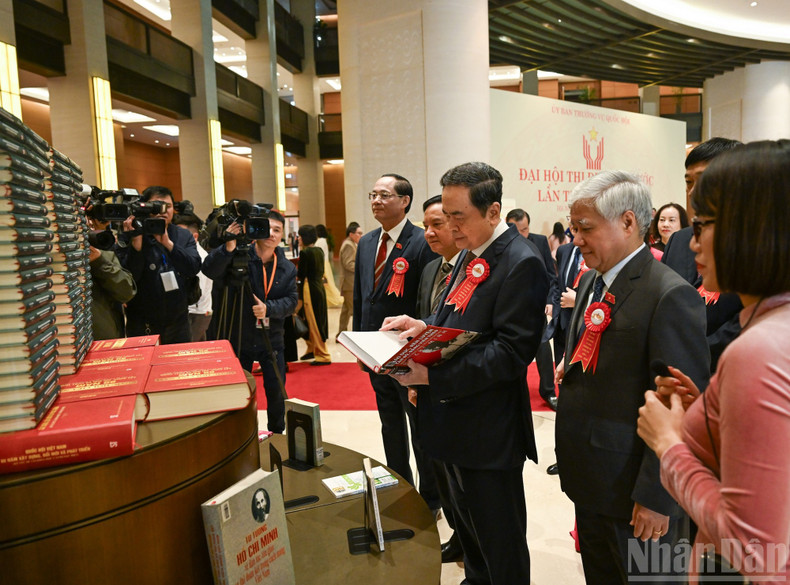 Председатель НС Чан Тхань Ман, заместители председателя НС и делегаты посещают выставку «Постоянный комитет Национального собрания и движение патриотического соревнования».