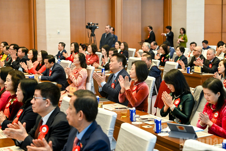 Делегаты и передовики движения патриотического соревнования участвуют в конференции.