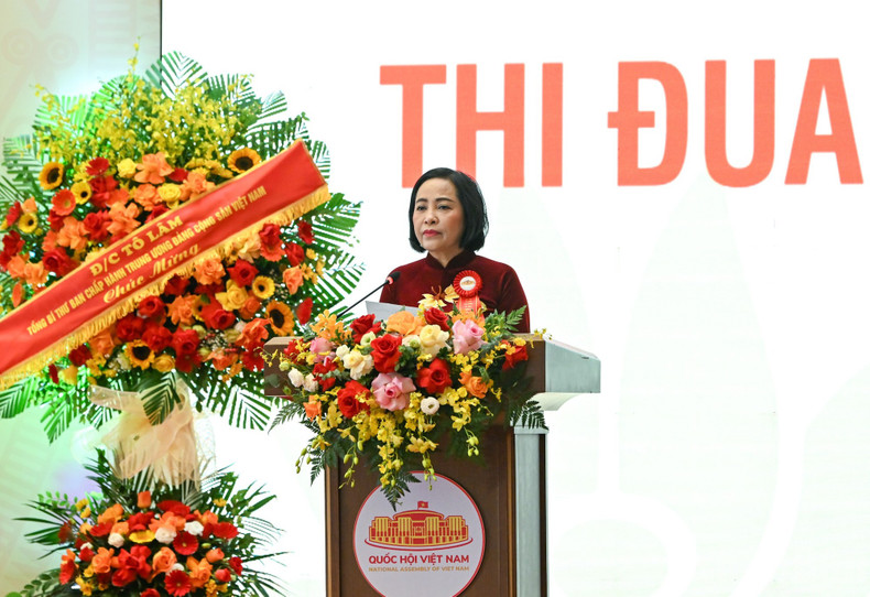 Заместитель председателя НС, Председатель Совета по соревнованию и награждению Постоянного комитета НС Нгуен Тхи Тхань выступает на конференции.