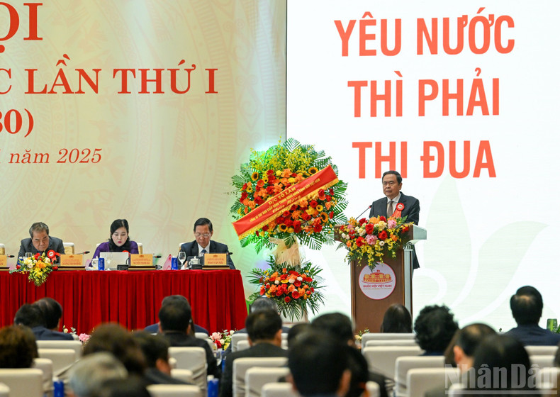 Председатель Национального собрания Чан Тхань Ман выступает с речью.