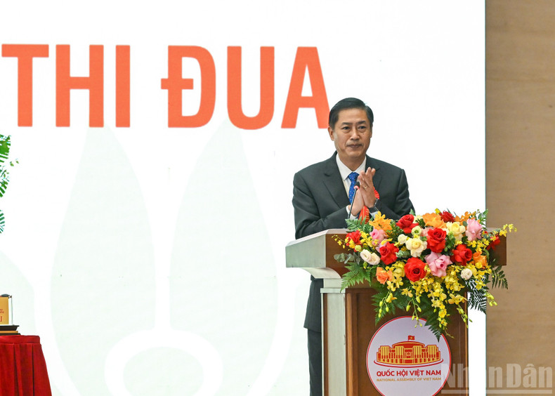 Председатель Комитета по делам депутатов Нгуен Хыу Донг выступает с речью.