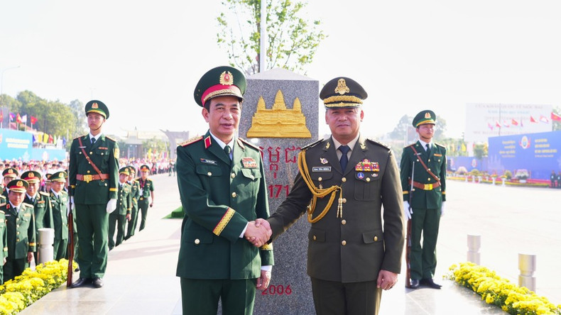 Генерал армии Фан Ван Жанг, министр национальной обороны Вьетнама, и генерал армии Тиа Сеиа, заместитель премьер-министра, министр национальной обороны Королевства Камбоджа, делают памятный снимок у пограничного столба №171 в международном пункте пропуска Бавет (Камбоджа). (Фото: ВИА)