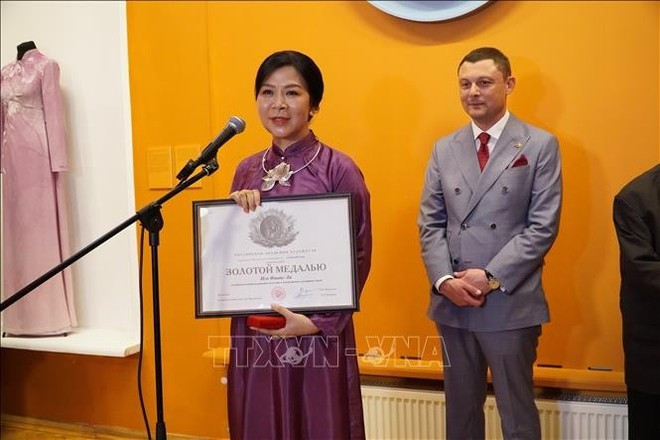 Глава РАХ Василий Церетели вручил супруге Нго Фыонг Ли золотую медаль «Достойному» РАХ за большой вклад в развитие искусства и культурных связейю. nga-24725.jpg