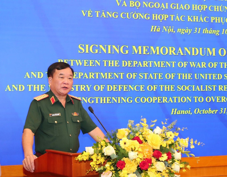 Генерал-полковник Хоанг Суан Тьен, заместитель министра национальной обороны, выступает на церемонии подписания. (Фото: ВИА) Генерал-полковник Хоанг Суан Тьен, заместитель министра национальной обороны, выступает на церемонии подписания. (Фото: ВИА)