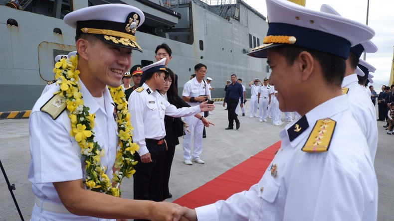На церемонии встречи присутствовали представители руководства Департамента внешних связей города Дананг, Командования 3-го военно-морского района, Командования 2-го района Береговой охраны, Командования военного гарнизона города, Командования Пограничных войск города, Командования пограничного поста порта Дананг, Отдела внешних связей — Командования 5-го Военного округа, представители Департамента внешних связей (Министерства национальной обороны) и Военно-морских сил Вьетнама. (Фото: tienphong.vn)