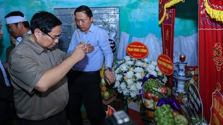 Премьер-министр Фам Минь Тьинь воскуряет благовония в память о тех, кто погиб во время исторических наводнений. (Фото: VGP)