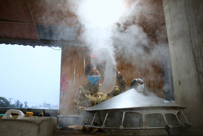 Посещая плавучий рынок Кайранг, туристы имеют возможность осмотреть и узнать больше о традиционном ремесле изготовления рисовой бумаги. (Фото: ВИА)