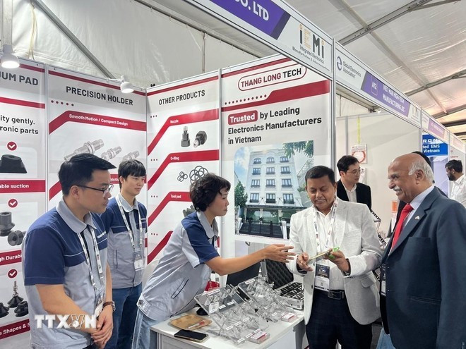 Почетный консул Вьетнама в Бангалоре Н. Шриниваса Мурти (в черной одежде) и делегаты осматривают зону вьетнамских стендов. (Фото предоставлено Торговым представительством Вьетнама / ВИА)