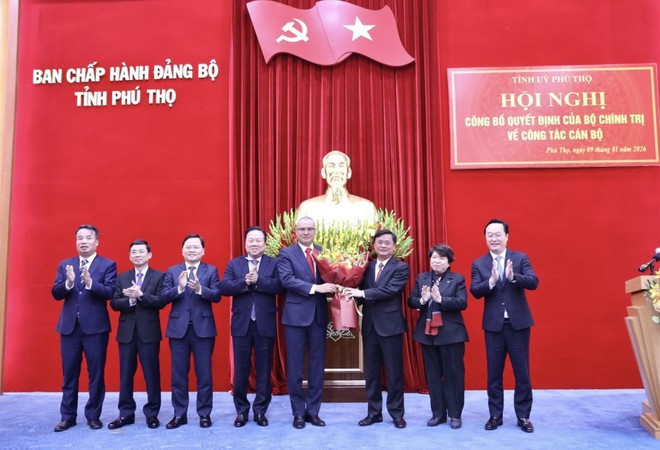 Участники вручают цветы, поздравляя товарища Фам Дай Зыонга с назначением на должность Секретаря Парткома провинции Футхо XX созыва, срок полномочий 2025–2030 годов. (Фото: ВИА)