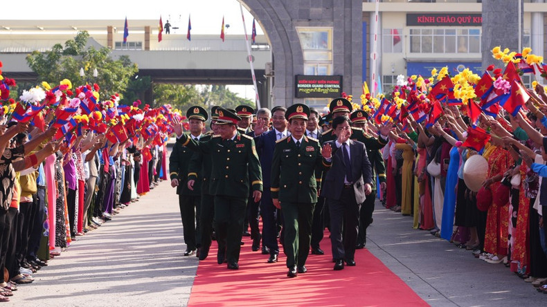Жители провинции Тэйнинь провожают генерала армии Фан Ван Жанга, министра национальной обороны Вьетнама, в Королевство Камбоджа для участия во Втором вьетнамско-камбоджийском дружественном оборонном обмене на приграничной территории. (Фото: ВИА)