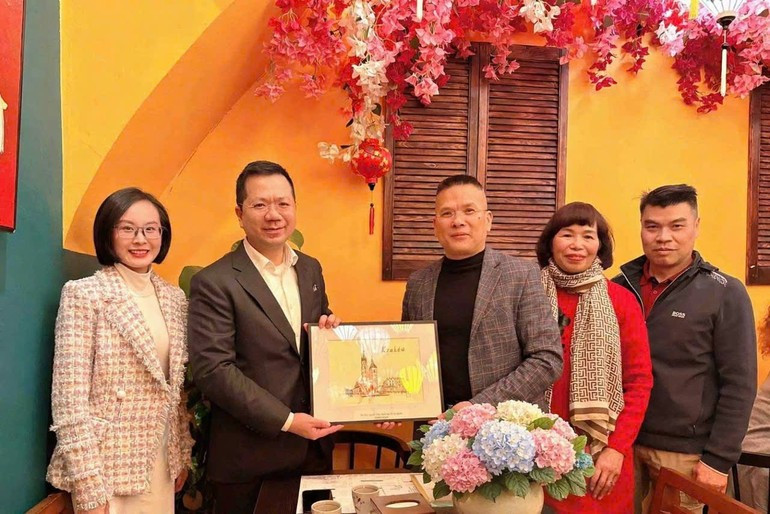 Посол Ха Хоанг Хай на встрече с представителями вьетнамской общины в городе Краков. (Фото: Посольство Вьетнама в Польше)