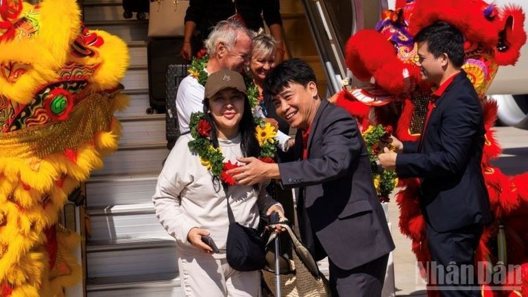 Встреча первых пассажиров на рейсе Бангкок – Нячанг.